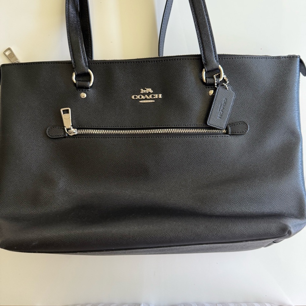 Coach Black Leather Shoulder Bag with Elegant Design